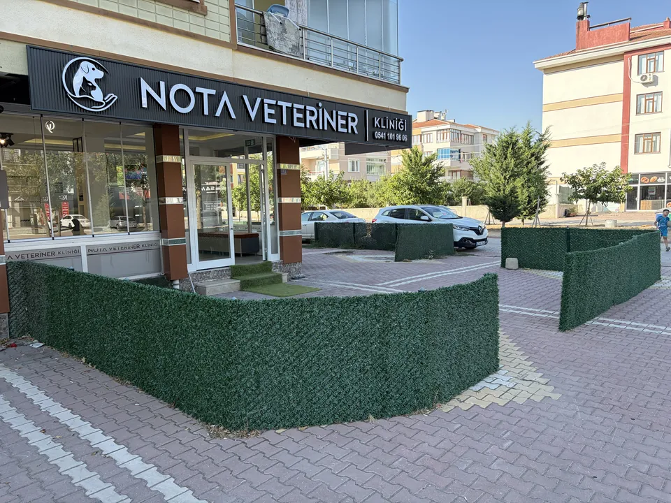 Nota Veteriner Kliniği dış cephesi: siyah tabela ve yeşil çitli giriş, Yazır Mahallesi Selçuklu Konya